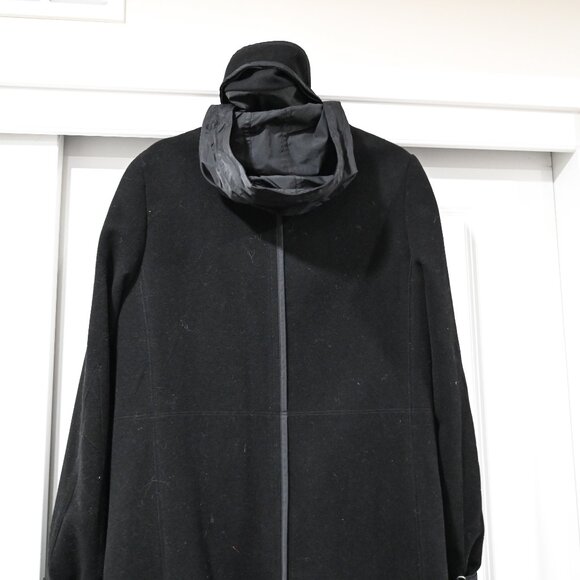 Japanese OTT Medium Black Classic Coat with Storable Hood - Picture 8 of 13